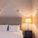 Fairytale Garden House - Next To Victoria Station & Pet Friendly