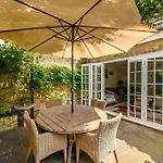 Fairytale Garden House - Next To Victoria Station & Pet Friendly