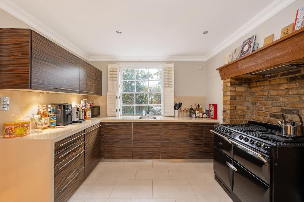 Fairytale Garden House - Next To Victoria Station & Pet Friendly * Londra