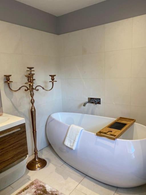 Casa vacanze Fairytale Garden House - Next To Victoria Station & Pet Friendly *