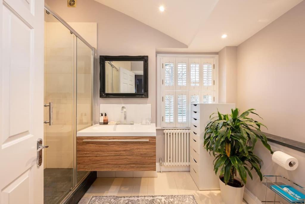Fairytale Garden House - Next To Victoria Station & Pet Friendly *