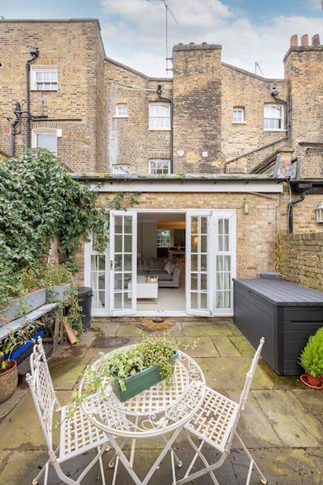 Fairytale Garden House - Next To Victoria Station & Pet Friendly